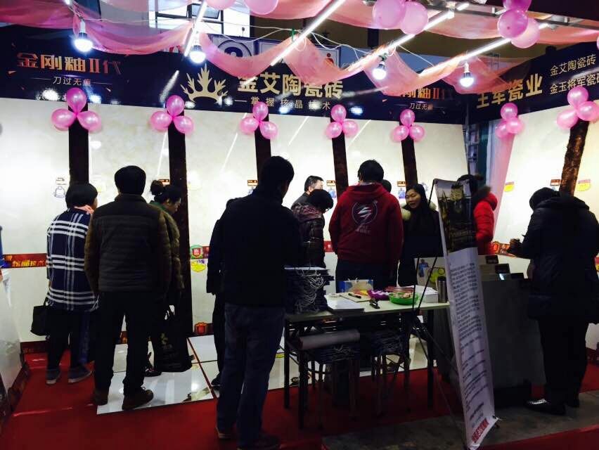 金艾陶展位吸引眾多顧客咨詢(xún)