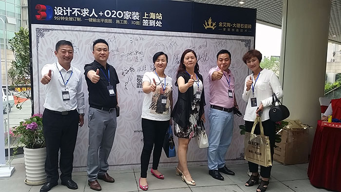 金艾陶瓷磚品牌營(yíng)銷(xiāo)總經(jīng)理羅勝先生與嘉賓合影