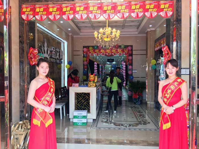 5月27日，在歡快鑼鼓和震撼禮炮的簇擁下，岳陽金艾陶銷售團隊、金艾陶總部營銷總經理羅勝、銷區(qū)經理何端武、市場部策劃黃偉以及現(xiàn)場100多名岳陽業(yè)主共同見證了金艾陶瓷磚岳陽600平米專賣店耀世開業(yè)的歷史性一刻，本次活動吸引了50多位業(yè)主成功下單。