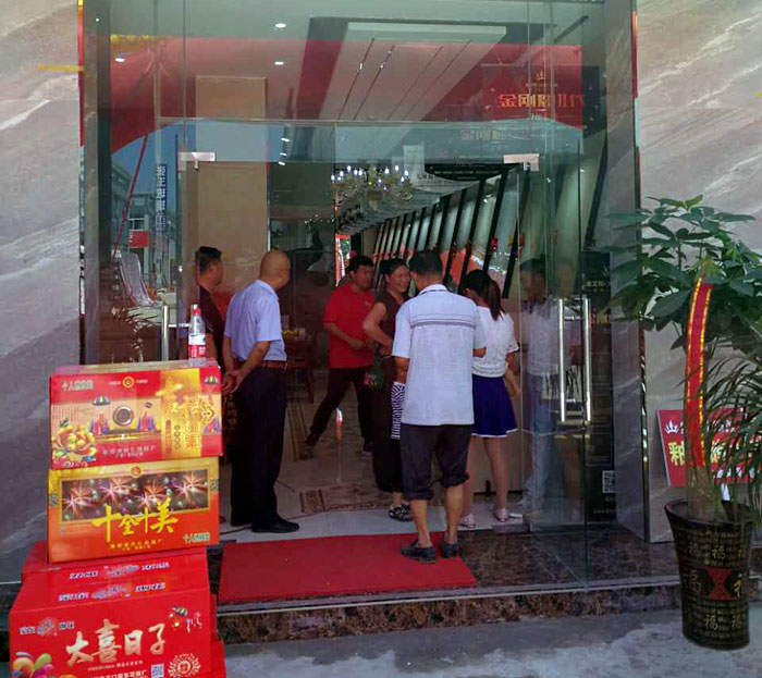 2017年7月12日，安徽葉集金寨彩旗飄揚(yáng)，鑼鼓齊響、人聲鼎沸。來(lái)自金寨數(shù)百名業(yè)主齊聚活動(dòng)現(xiàn)場(chǎng)，共同見(jiàn)證陶瓷一線(xiàn)品牌金艾陶瓷磚葉集店的盛大開(kāi)業(yè)。