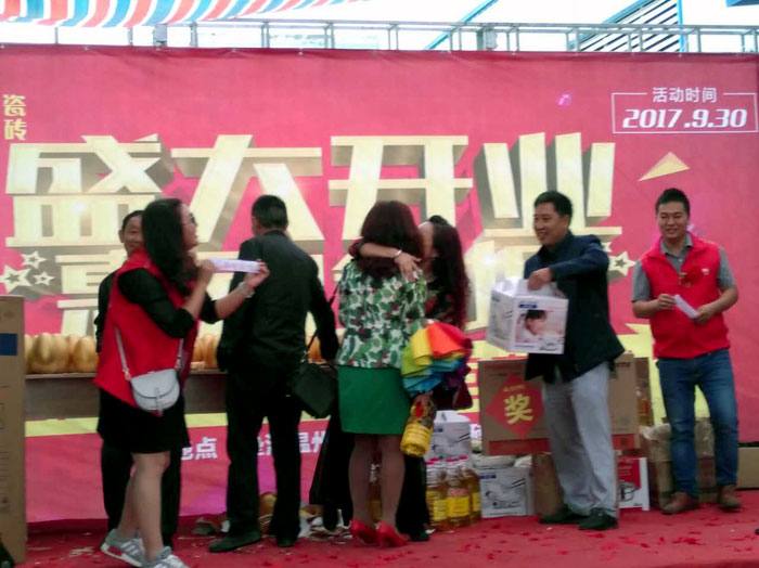 陶瓷一線品牌金艾陶瓷磚墊江店盛裝開業(yè)，惠動全城